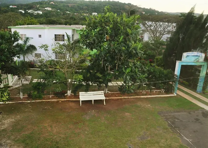 Mom's Village Bed & Breakfast Runaway Bay