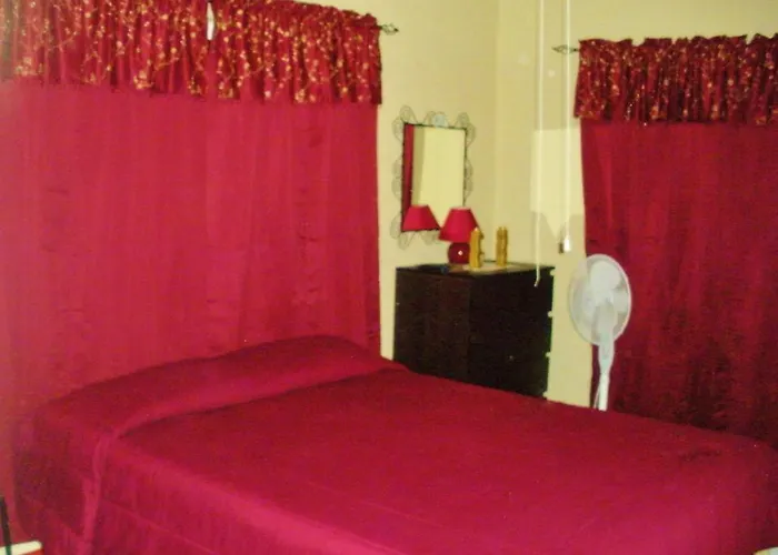Mom's Village Bed & Breakfast Runaway Bay