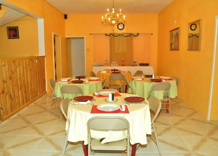 Mom's Village Bed & Breakfast Runaway Bay