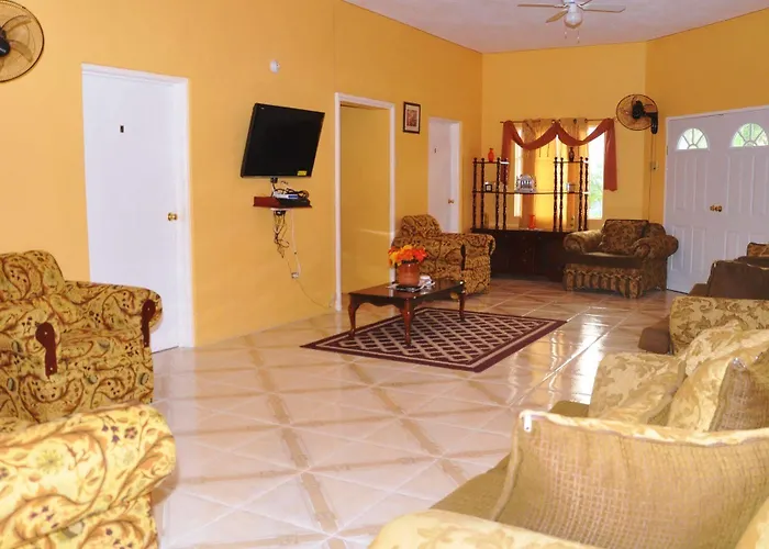 Mom's Village Bed & Breakfast Runaway Bay